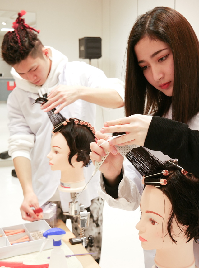 美容科｜ヘアスタイリストコース｜スタイリスト（美容師）に必要なカット・カラー・ブロー・スタイリングの基礎技術を身につけ、即戦力となるスタイリストを目指します。
