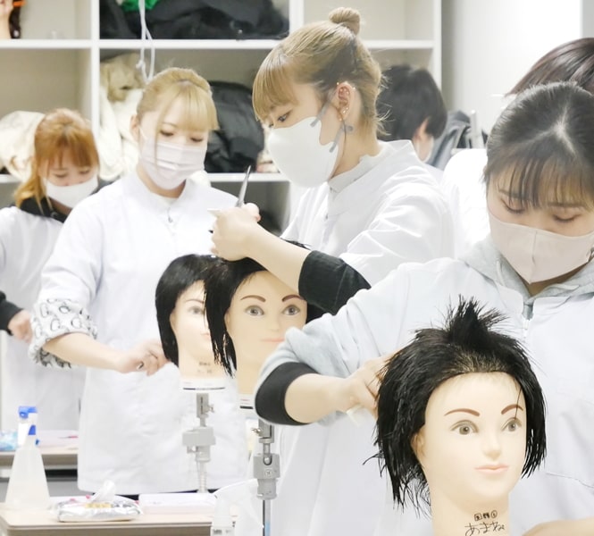 美容師以外の専門的なスキルも習得できる美容専門学校
